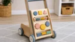 Motorik fördern: Spiele mit dem Lauflernwagen